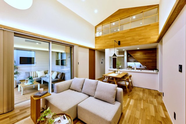 仲介手数料不要　アラセンハウス合志市栄　平屋3SLDK＋ロフト【合志小・合志中】の居間・リビング|LDK：勾配天井で開放的（家具は展示品）