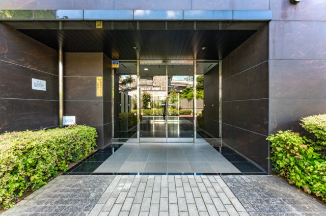 足立区綾瀬１丁目の賃貸マンションのエントランス