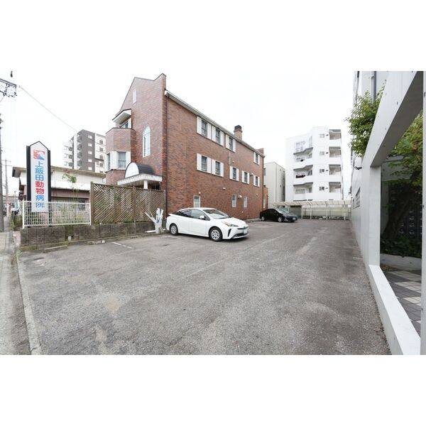 HOUSE TRIPLEの駐車場