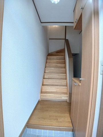 サンビレッジＤの玄関|収納もある玄関です