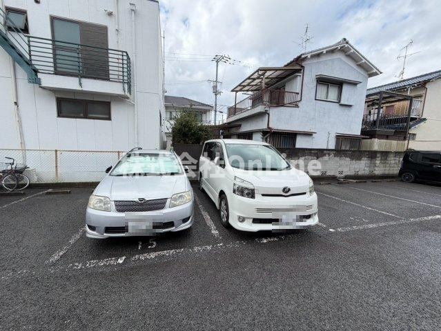 リバーハイツの駐車場