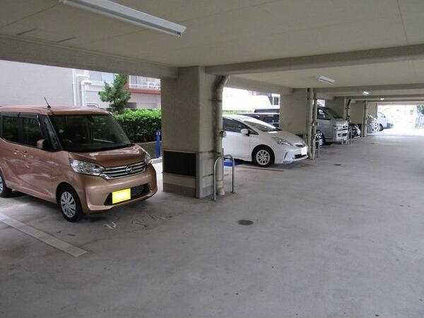 KM江坂の駐車場