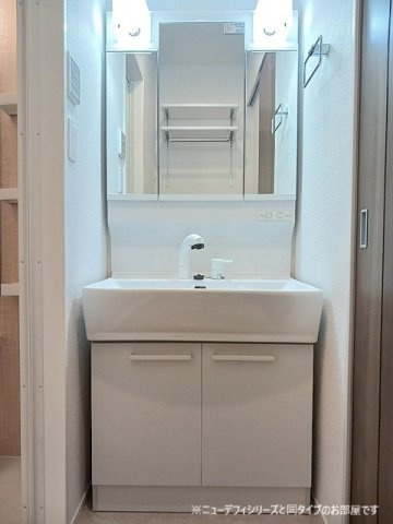 セントラル　フィールド　福居の洗面所|明るい洗面所です