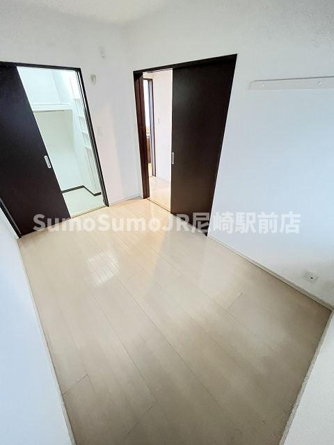 尼崎市潮江５丁目の賃貸マンションの寝室|広くて明るい寝室