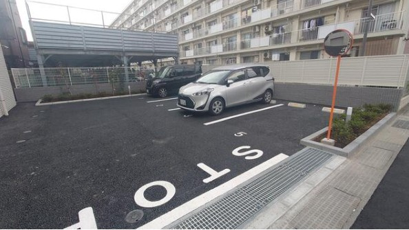 グランデュール峯﨑Ⅲの駐車場