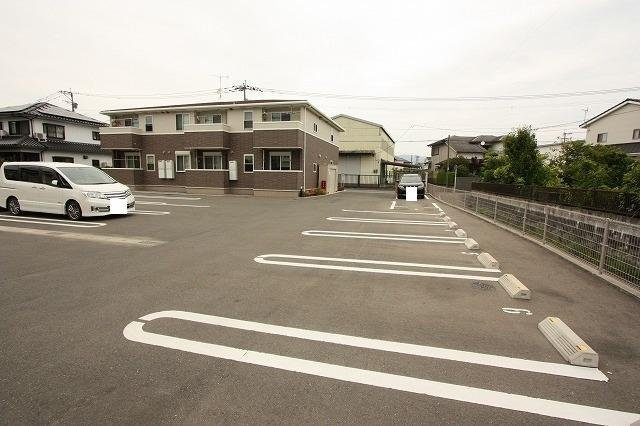グランツ　ＵⅡの駐車場|車をお持ちの方に嬉しい駐車場付きの物件です