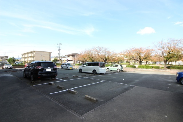 エスペランサフルールの駐車場|車をお持ちの方に嬉しい駐車場付きの物件です