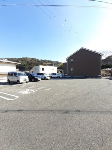 ハーベスト下上の駐車場|車をお持ちの方に嬉しい駐車場付きの物件です
