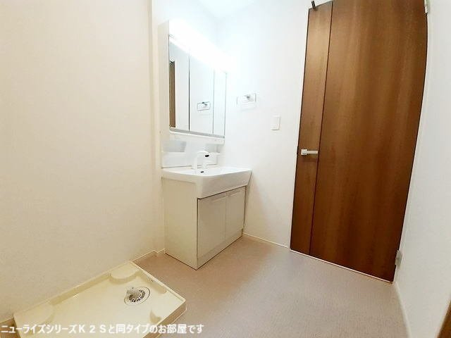 ヒルズ　テラス　Ｎの洗面所|明るい洗面所です