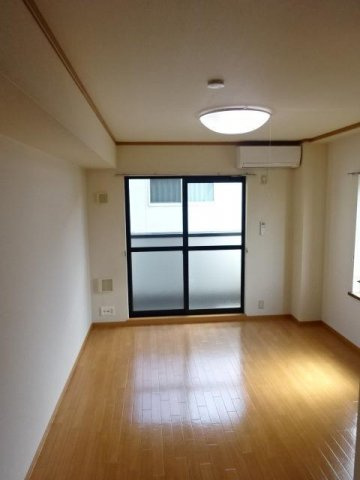 エピナールの内装|内装は落ち着いています