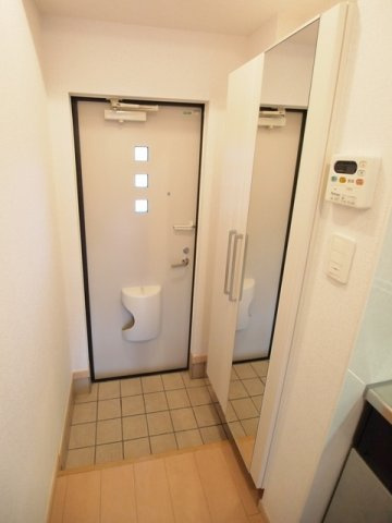 ディアマンテ西新井の玄関|収納もある玄関です