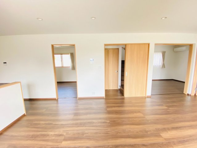 大津町/貸戸建/5LDKの居間・リビング