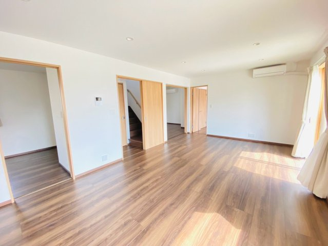 大津町/貸戸建/5LDKの居間・リビング