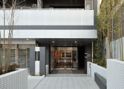 新宿区市谷柳町の賃貸マンションのエントランス