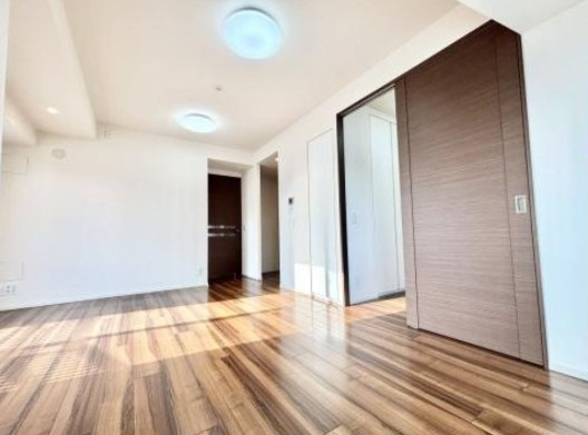 新宿区市谷柳町の賃貸マンションの居間・リビング