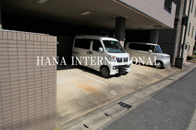 ハイブリッジＦの駐車場