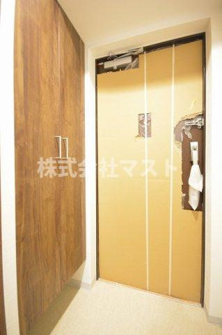 フォーリアライズ大正ノーブルの玄関
