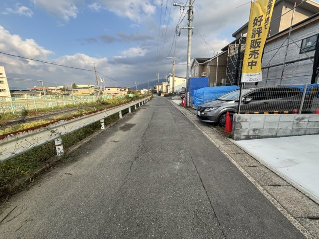 山川町新築戸建ての前面道路含む現地写真