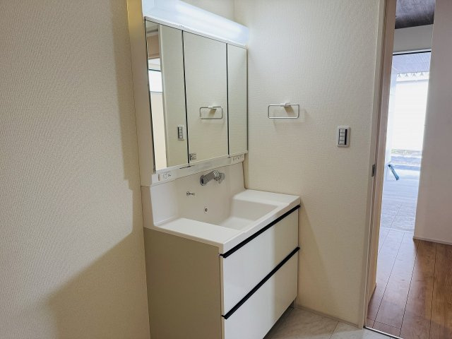 八王子市　並木町　新築一戸建ての独立洗面台|～３面鏡付きの独立洗面台　細々している物をスッキリ収納出来ます～