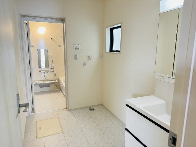八王子市　並木町　新築一戸建ての脱衣所|～窓付きで明るい洗面所　換気もしやすいです～