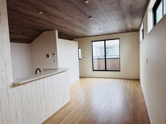 八王子市　並木町　新築一戸建ての居間・リビング|～17.7帖の明るいLDKで、家族団欒の時間をお過ごしいただけます～