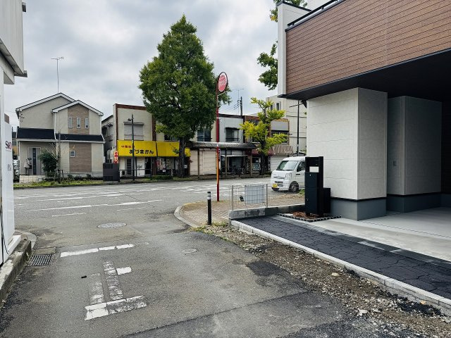 八王子市　並木町　新築一戸建ての前面道路含む現地写真|～北東側4ｍ・南東側23ｍ道路に面しています～