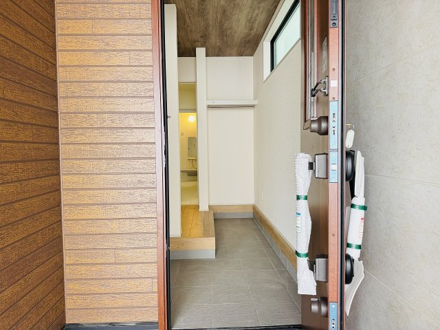 八王子市　並木町　新築一戸建ての玄関|～玄関は安心のWロックキーを採用～