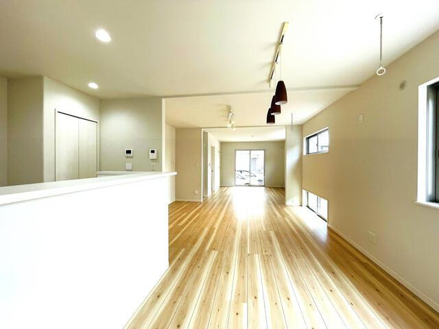 中古戸建て）小牧市小牧五丁目の居間・リビング|こちらのリビングで趣味の時間をお楽しみください