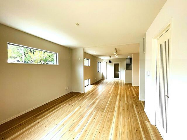 中古戸建て）小牧市小牧五丁目の居間・リビング|使いやすいリビングです