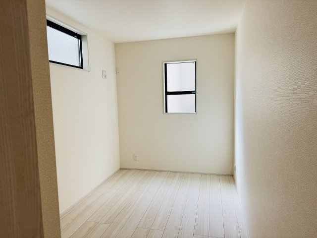 八王子市　並木町　新築一戸建ての洋室|～1階5.5帖のサービスルーム　2面採光で明るく風通しの良いお部屋です～