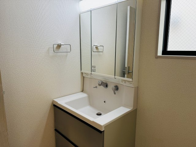 八王子市　並木町　新築一戸建ての独立洗面台|～３面鏡付きの独立洗面台　細々している物をスッキリ収納出来ます～