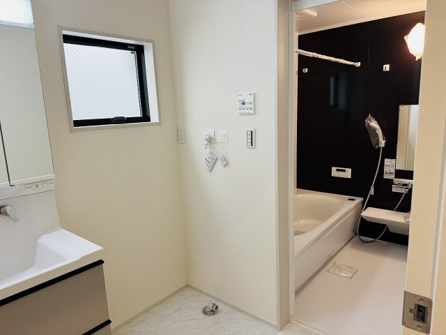 八王子市　並木町　新築一戸建ての脱衣所|～窓付きで明るい洗面所　換気もしやすいです～