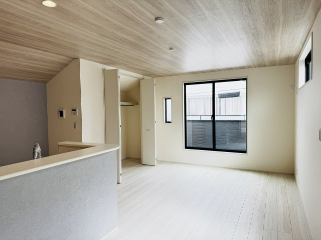 八王子市　並木町　新築一戸建ての居間・リビング|～18.5帖の明るいLDKで、家族団欒の時間をお過ごしいただけます～