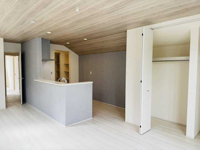 八王子市　並木町　新築一戸建ての居間・リビング|～18.5帖の明るいLDKで、家族団欒の時間をお過ごしいただけます～