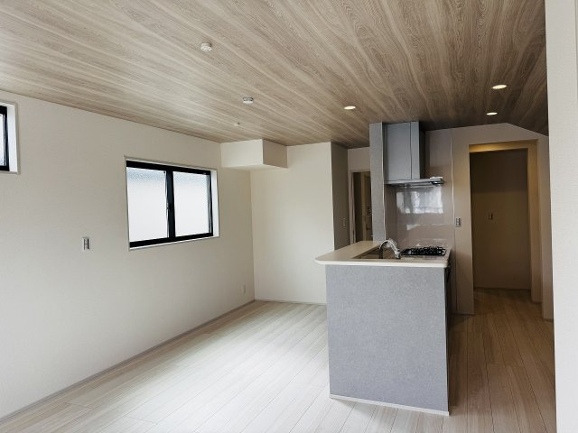 八王子市　並木町　新築一戸建ての内装|～18.5帖の明るいLDKで、家族団欒の時間をお過ごしいただけます～
