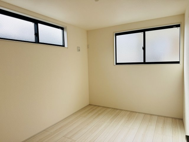 八王子市　並木町　新築一戸建ての寝室|～2階8.7帖の主寝室　ベッドなど大型家具のレイアウトもしやすい広さです～