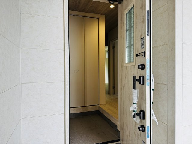 八王子市　並木町　新築一戸建ての玄関|～玄関は安心のWロックキーを採用～