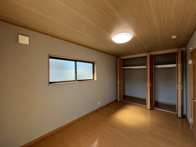 松島町高城字城内一の洋室|【大容量大型クローゼット付き！】お洋服がたっぷり掛けられる便利なハンガーパイプ仕様の収納完備。