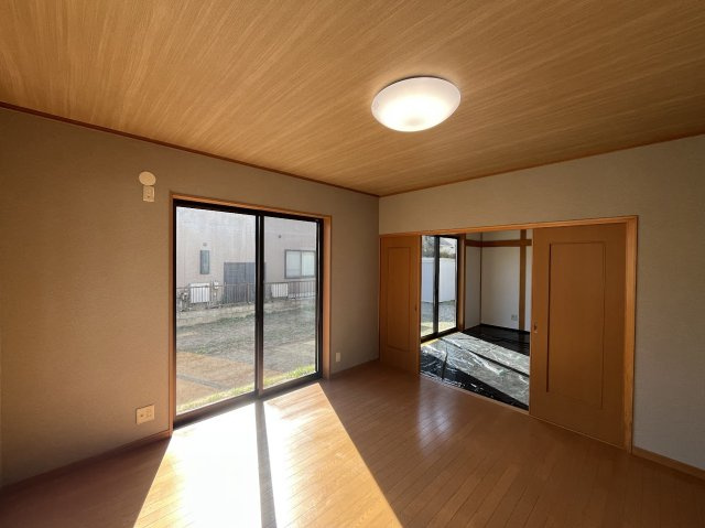松島町高城字城内一の居間・リビング|【陽当り良好×庭付き戸建て】大きな窓から明るい日差しが注ぐリビングダイニング！