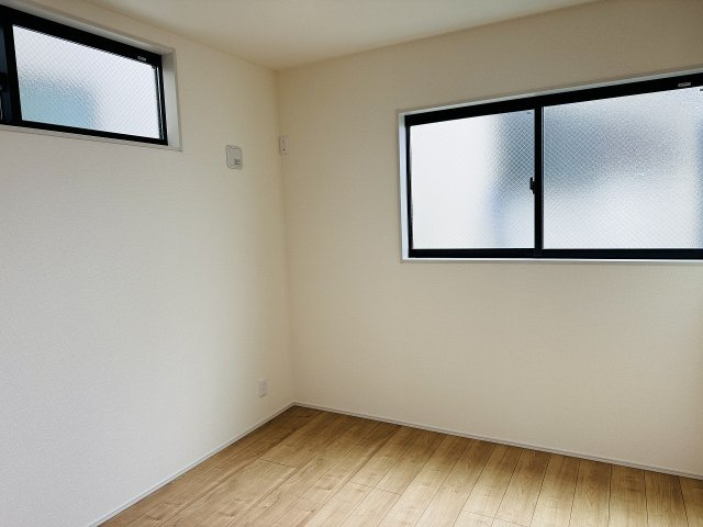 八王子市　並木町　新築一戸建ての洋室|～1階5.3帖のサービスルーム　2面採光で明るく風通しの良いお部屋です～