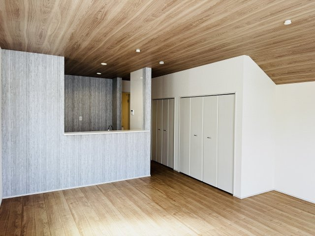八王子市　並木町　新築一戸建ての居間・リビング|～17.7帖の明るいLDKで、家族団欒の時間をお過ごしいただけます～
