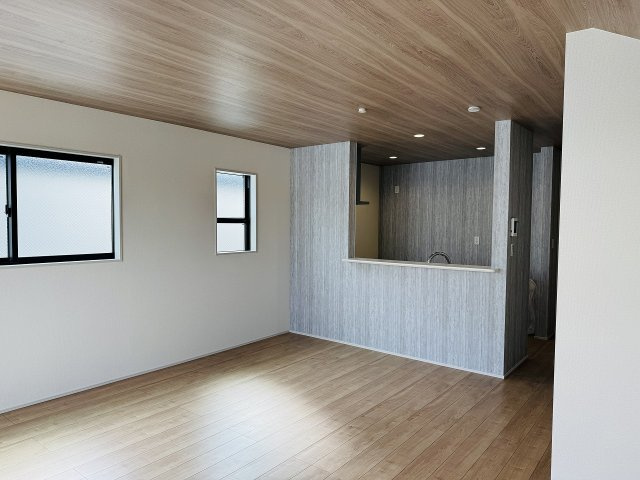 八王子市　並木町　新築一戸建ての内装|～17.7帖の明るいLDKで、家族団欒の時間をお過ごしいただけます～