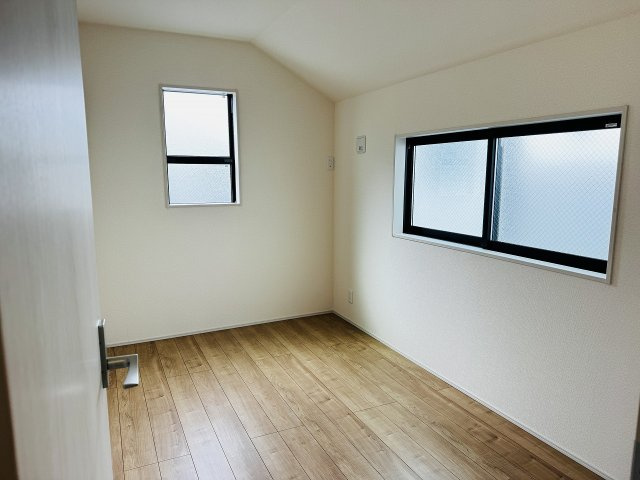 八王子市　並木町　新築一戸建ての寝室|～2階5.0帖の洋室　2面採光で明るく風通しの良いお部屋です～