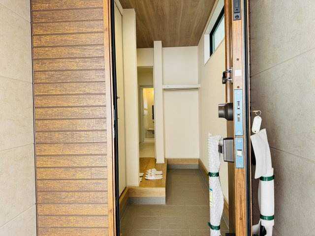 八王子市　並木町　新築一戸建ての玄関|～玄関は安心のWロックキーを採用～
