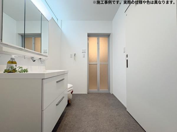 明野高尾Ⅲ新築の独立洗面台|洗面台はシンプルなデザインです。窓からの採光で明るい空間が保たれます。床の色合いも空間全体を明るく見せています。