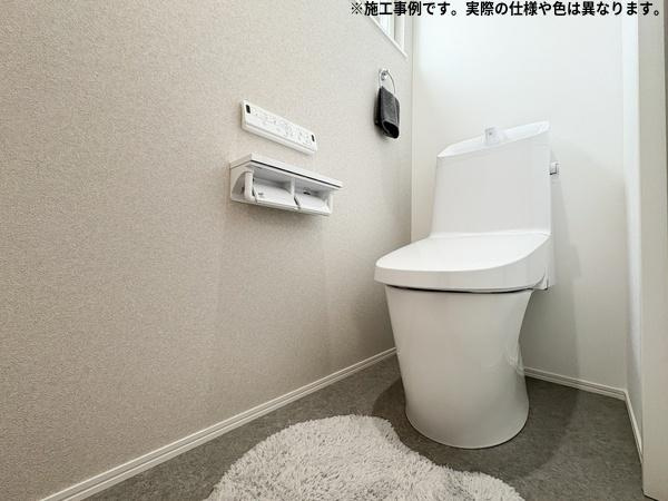 明野高尾Ⅲ新築のトイレ|清潔感のあるデザインのトイレです。明るい色合いの壁と床が空間をすっきりと見せてくれます。