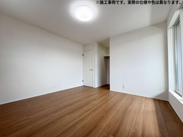 明野高尾Ⅲ新築の洋室|明るい日差しが差し込む洋室でナチュラルな雰囲気が魅力です。シンプルな内装はインテリアを引き立てやすいデザインです。