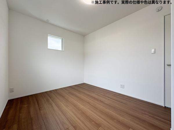 明野高尾Ⅲ新築の洋室|明るい光が差し込む窓がある洋室です。シンプルな壁紙と床が印象的です。