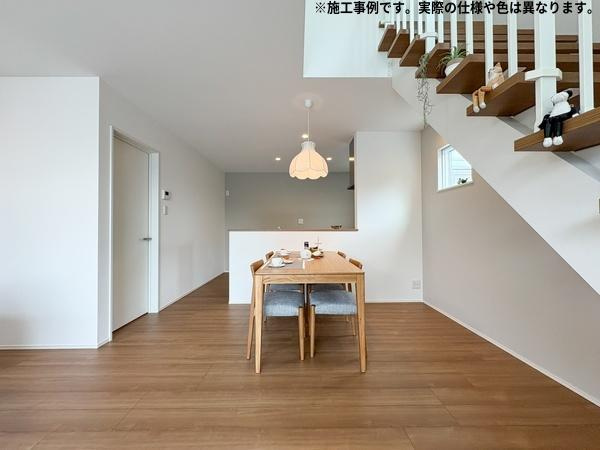 明野高尾Ⅲ新築の居間・リビング|ナチュラルなフローリングが空間に明るさをもたらします。窓からの採光もあり開放的な印象を与えます。