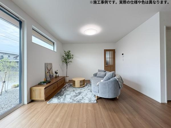 明野高尾Ⅲ新築の居間・リビング|床の木目調が空間に落ち着きと温もりを与えているリビングです。複数の窓からの採光で、明るい空間です。